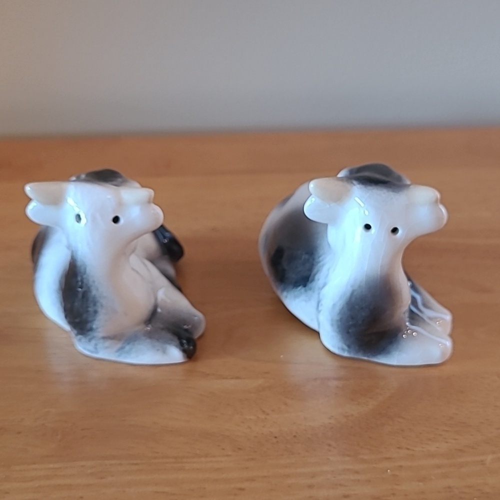 VINTAGE Handcrafted Ceramic Cow Salt and Pepper Shakers - Picture 4 of 14